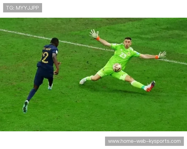 足球门将扑救撞飞队友，震撼全场的惊险一幕